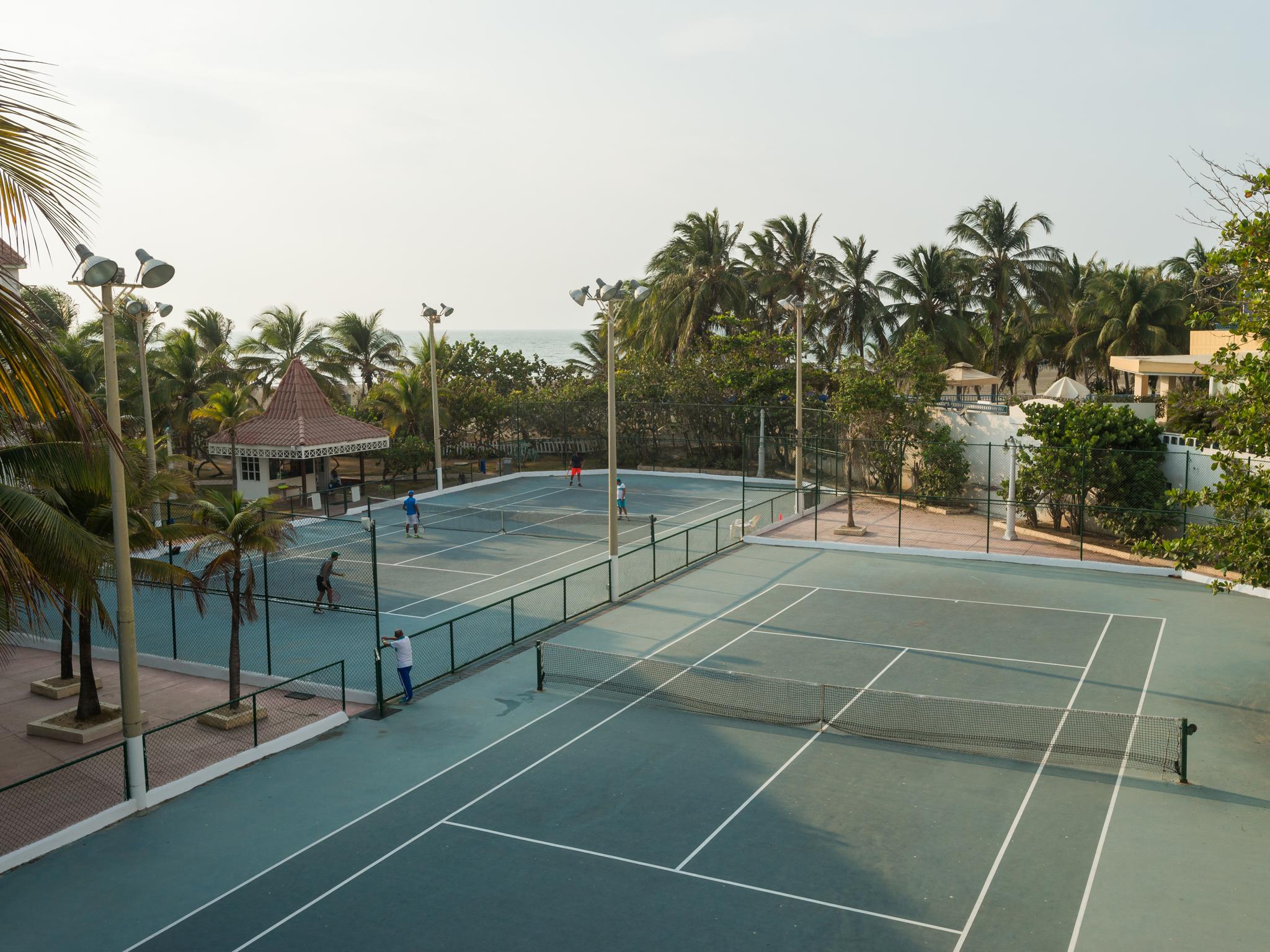فندق لاس أميريكاس كاسا دي بلايا Cartagena المظهر الخارجي الصورة Tennis courts at the resort