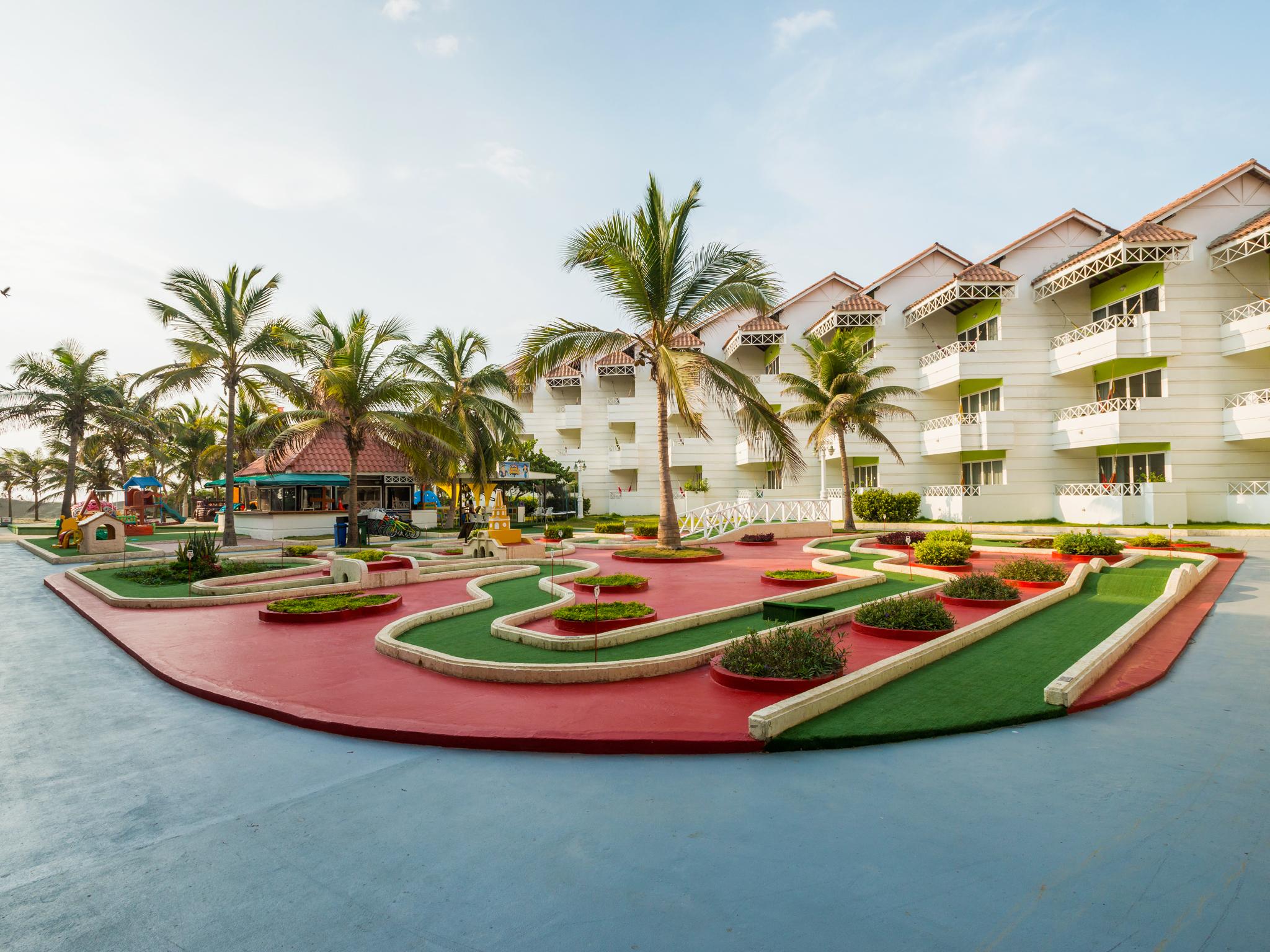 فندق لاس أميريكاس كاسا دي بلايا Cartagena المظهر الخارجي الصورة Miniature golf at the Royal Palm Beach Hotel