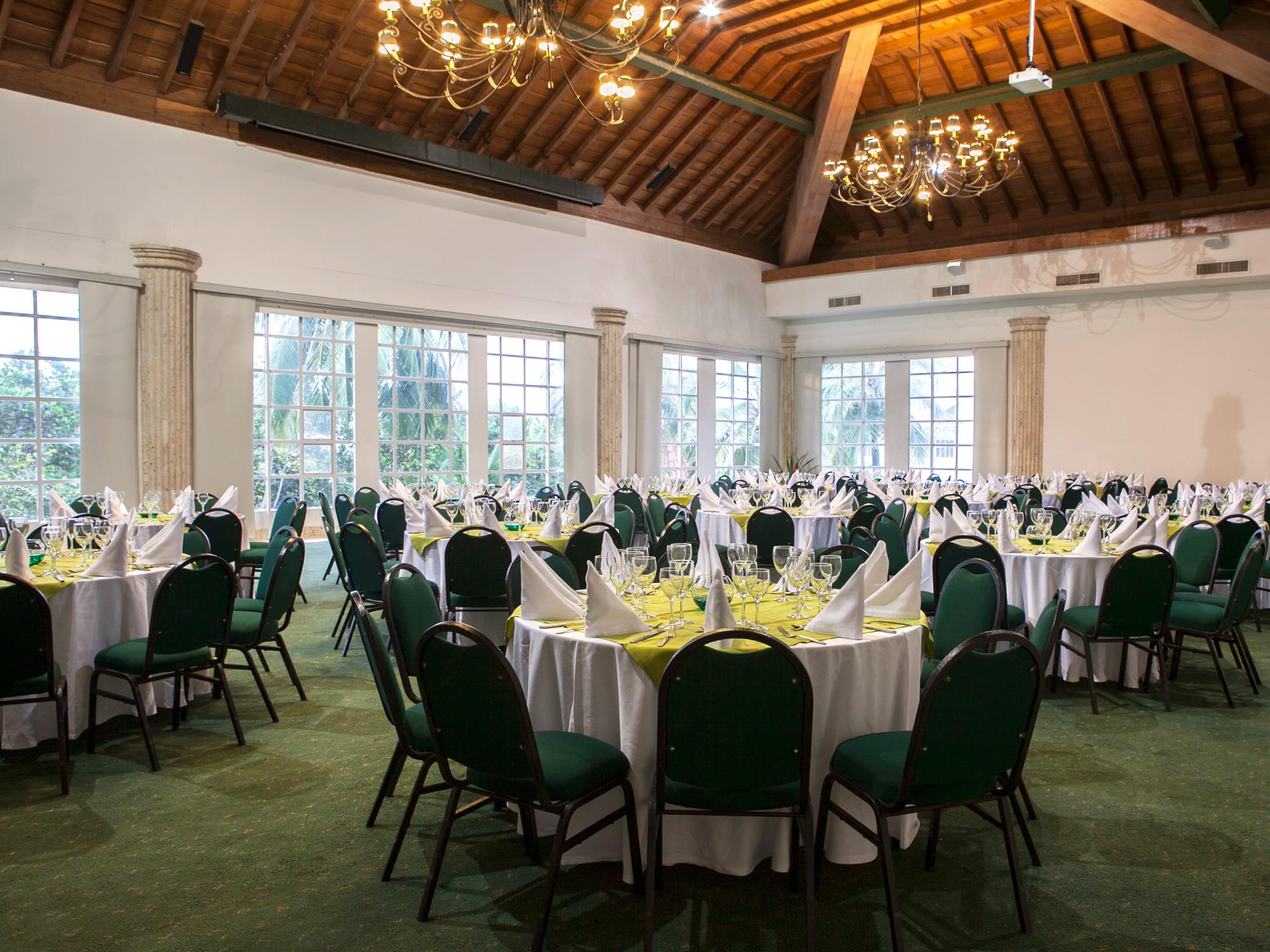 فندق لاس أميريكاس كاسا دي بلايا Cartagena المظهر الخارجي الصورة The interior of the clubhouse